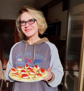 Мама с сырниками из рикотты